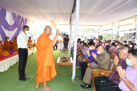 พิธีทำบุญตักบาตรถวายปิ่นโตแด่พระภิกษุสงฆ์ และพิธีไหว้ศาลเจ้าพ่อหลักเมือง