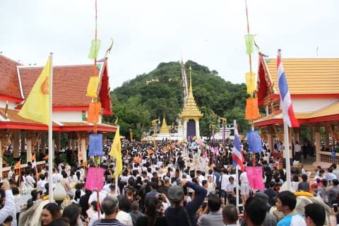 ประเพณีตักบาตรเทโว ประจำปี 2560
