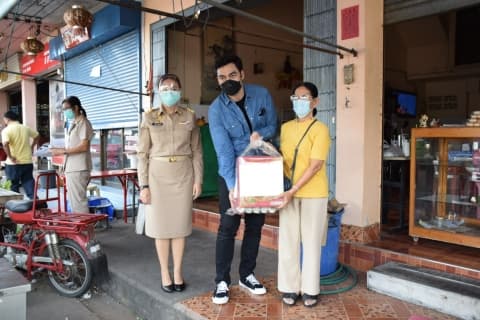มอบถุงยังชีพให้กับครอบครัวผู้ที่ต้องกักตัวผ่านทางญาติ และแนะนำให้ปฏิบัติตนตามมาตรการของคณะกรรมการโรคติดต่อจังหวัดอุทัยธานี