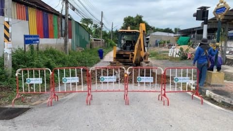 ปรับพื้นผิวจราจรที่ชำรุด บริเวณถนนรักการดี ซอย 17