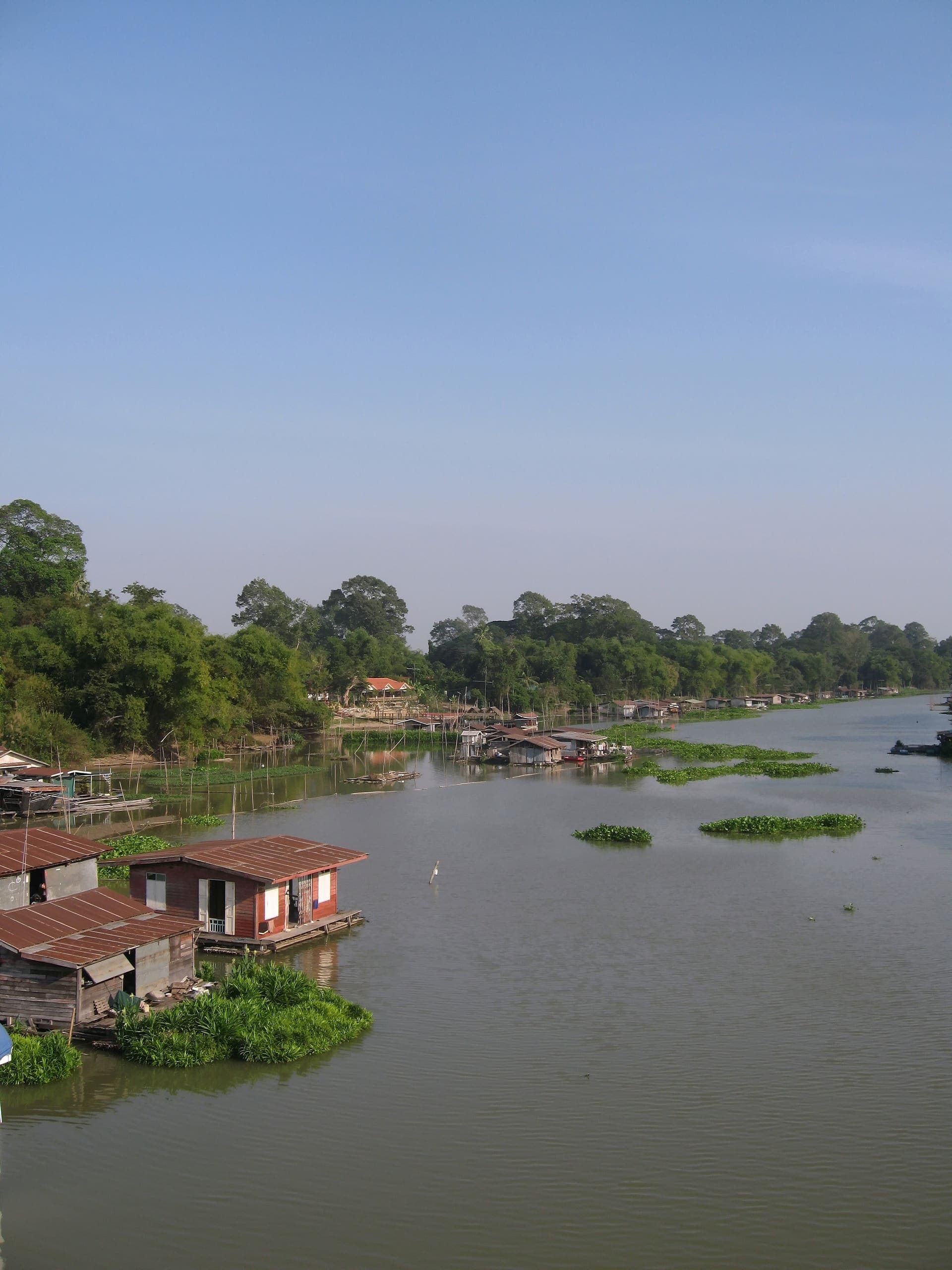 เรือนแพและบ้านริมน้ำสะแกกรังในเขตเมืองอุทัยธานี