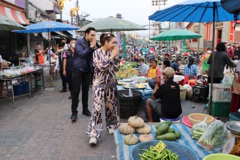 พบปะทักทายพ่อค้าแม่ค้าตลาดเช้า