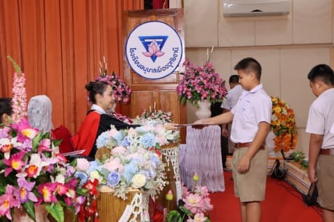 พิธีมอบผลการเรียนผู้สำเร็จการศึกษาชั้นประถมศึกษาปีที่ 6 ประจำปีการศึกษา 2565 โรงเรียนอนุบาลเมืองอุทัยธานี
