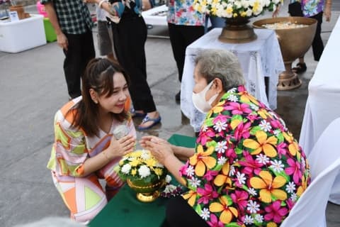 รดน้ำดำหัวผู้สูงอายุถนนคนเดินตรอกโรงยา ในเทศกาลสงกรานต์ปีใหม่ไทย