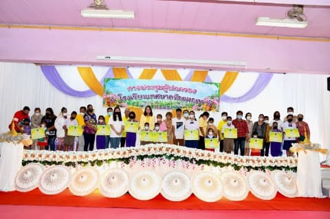 การประชุมผู้ปกครองนักเรียนและมอบปัจจัยพื้นฐาน ตามโครงการสนับสนุนค่าใช้จ่ายในการจัดการศึกษา ตั้งแต่ระดับอนุบาลจนจบการศึกษาขั้นพื้นฐาน โรงเรียนเทศบาลวัดอมฤตวารี