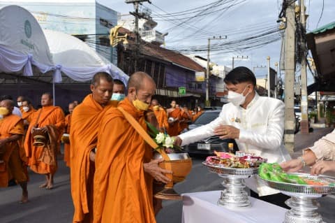 พิธีทำบุญตักบาตรถวายพระราชกุศล งานฉลองพระชนมายุ 8 รอบ สมเด็จพระอริยวงศาคตญาณ สมเด็จพระสังฆราช สกลมหาสังฆปริณายก