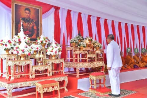วมพิธีสวดพระพุทธมนต์และพิธีทำบุญตักบาตรถวายพระราชกุศล สมเด็จพระเจ้าตากสินมหาราช