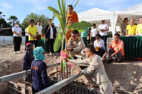 พิธีวางเสาเอกอาคารศูนย์บริการสาธารณสุขเทศบาลเมืองอุทัยธานี