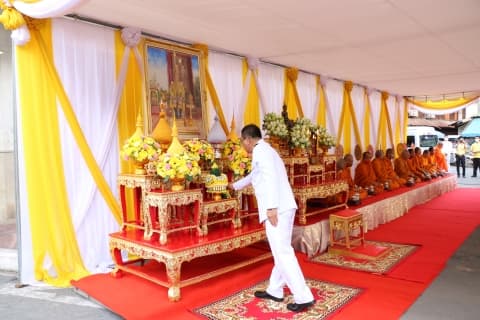 พิธีทำบุญตักบาตรถวายเป็นพระราชกุศล เนื่องในโอกาสวันเฉลิมพระชนมพรรษา 28 กรกฎาคม 2563