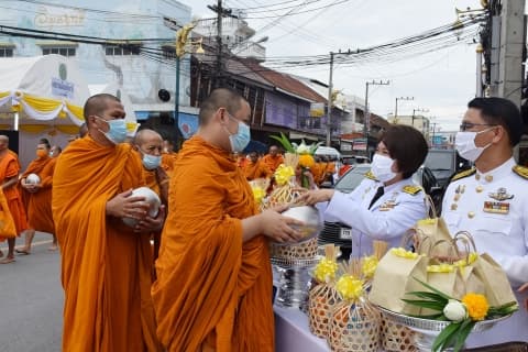 ร่วมพิธีทำบุญตักบาตรถวายพระราชกุศล