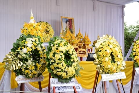 พิธีวาง พวงมาลาและถวายบังคม