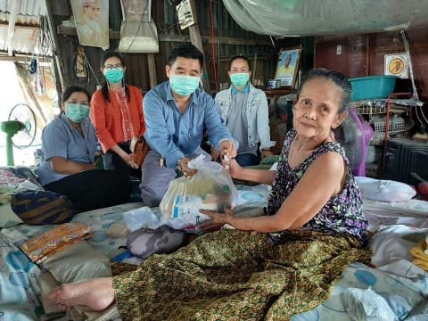 ออกเยี่ยมผู้สูงอายุที่มีภาวะติดบ้านและติดเตียงในเขตเทศบาลเมืองอุทัยธานี