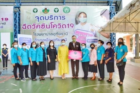 รับมอบน้ำดื่มจากผู้สนับสนุน พร้อมทั้งดูแลความเรียบร้อยสถานที่ฉีดวัคซีน
