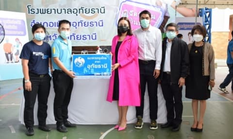 รับมอบน้ำดื่มจากธนาคารกรุงไทย พร้อมทั้งพูดคุยให้กำลังใจแก่ประชาชนที่มารับวัคซีนโควิด 19
