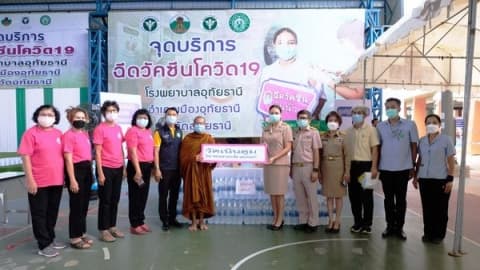 รับมอบอาหาร เครื่องดื่มจากวัดเนินตูม และดูแลความเรียบร้อยของสถานที่ พร้อมทั้งให้กำลังใจแก่ประชาชนที่มารับวัคซีนโควิด