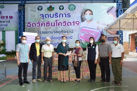 ให้กำลังใจแก่ประชาชนที่มารับวัคซีนโควิด 19 และรับมอบอาหาร เครื่องดื่มจากผู้ให้การสนับสนุน