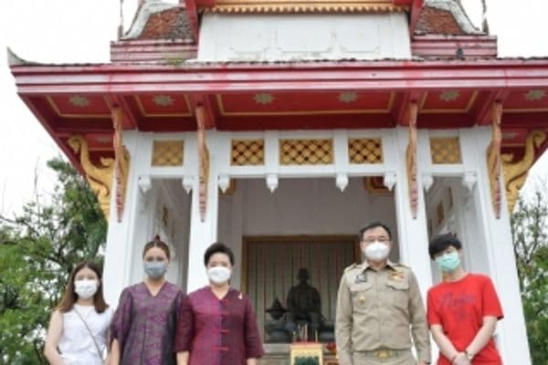 นายกเทศมนตรีเมืองอุทัยธานี ให้การต้อนรับนายขจรเกียรติ รักพานิชมณี ผู้ว่าราชการจังหวัดอุทัยธานี เดินทางไปสักการะพระราชานุสาวรีย์สมเด็จพระปฐมบรมมหาชนก บนยอดเขาสะแกกรัง