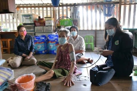 ออกเยี่ยมผู้สูงอายุและผู้พิการ พร้อมมอบถุงยังชีพและของใช้ที่จำเป็น