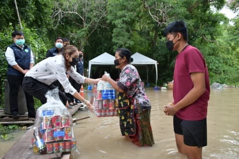 ลงพื้นที่ตรวจเยี่ยมบ้านเรือนประชาชนที่น้ำท่วมขัง บริเวณสะพานพัฒนาภาคเหนือ พร้อมทั้งมอบถุงยังชีพ