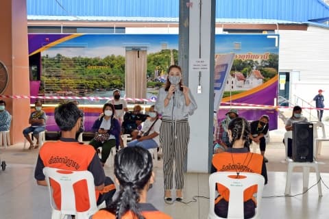 ให้กำลังใจนักเรียนโรงเรียนเทศบาลวัดหลวงราชาวาส และโรงเรียนชุมชนเทศบาลวัดมณีสถิตกปิฏฐาราม ระดับชั้นมัธยมศึกษาปีที่ 1 -3 ที่เข้ามารับการฉีดวัคซีนไฟเซอร์ หรือวัคซีนป้องกันโควิด-19