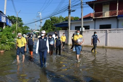 งพื้นที่ตรวจเยี่ยมให้กำลังใจและมอบถุงยังชีพ เพื่อบรรเทาความเดือดร้อนให้กับประชาชนหมู่บ้านวังยาง และหมู่บ้านชนากานต์