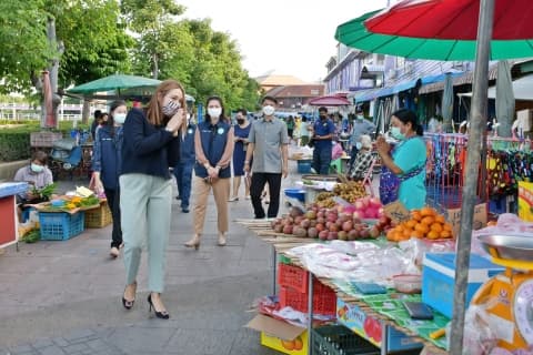 พูดคุยพบปะ และให้กำลังใจ พ่อค้าแม่ค้าตลาดเย็นลานสะแกกรัง
