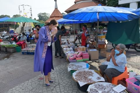 พบปะพูดคุย และให้กำลังใจพ่อค้าแม่ค้าตลาดเช้าลานสะแกกรังในการค้าขายช่วงเศรษฐกิจโควิด