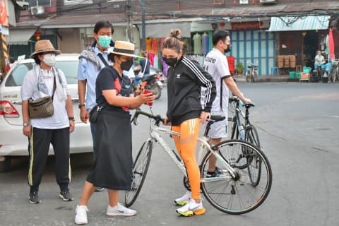 ตกแต่งต้นคริสมาสต์ยักษ์ต้อนรับคริสมาสต์และเทศกาลปีใหม่ 2565