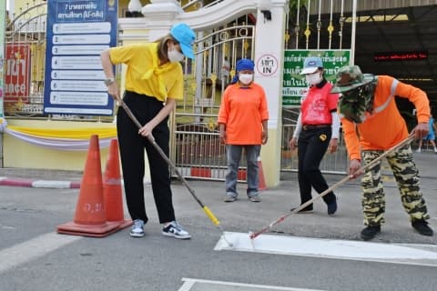 กิจกรรมจิตอาสาทาสีทางม้าลายบริเวณหน้าโรงเรียน