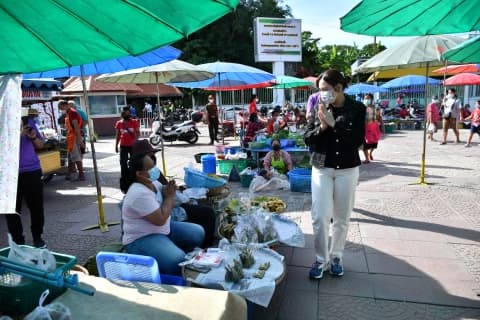 ตรวจเยี่ยมและให้กำลังใจพ่อค้า แม่ค้าตลาดเช้าลานสะแกกรังและตลาดสดเทศบาล