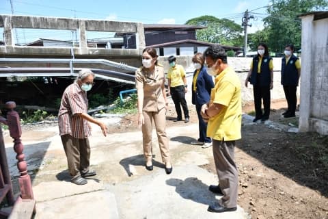 ลงพื้นช่วยเหลือชาวบ้านที่น้ำท่วมขังจากการก่อสร้างข้างเคียง บริเวณสะพานพัฒนาภาคเหนือ