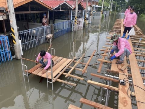 สั่งการให้กองช่างตั้งนั่งร้านเป็นสะพานทางเดินซอยนาทอง