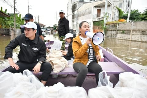 ลงเรือแจกข้าวกล่อง พร้อมยารักษาโรคให้กับประชาชนชุมชนวังยาง