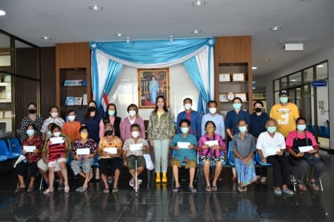 มอบเงินช่วยเหลือให้ผู้มีรายได้ต่ำกว่าเกณฑ์ จำนวน 9 ราย