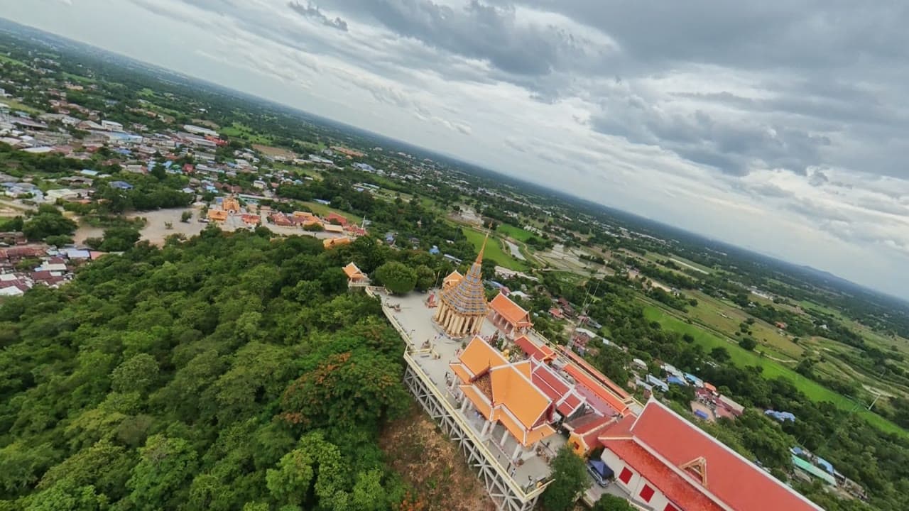 มุมสูงเขาสะแกกรังและวัดสังกัสรัตนคีรี กลางเมืองอุทัยธานี ถ่ายจากอากาศยานของเทศบาล